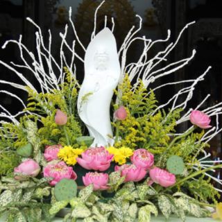 Tượng Quan Âm Trong Lá Sen