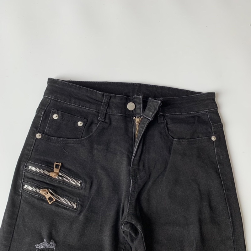 Quần jean bò nam Amiri slimfit thêu khoá zip đùi gối phối rách wash xám vuông 1 bên streetwear QJ16P