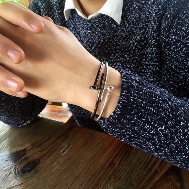 Vòng tay dạng đinh mạnh mẽ phong cách