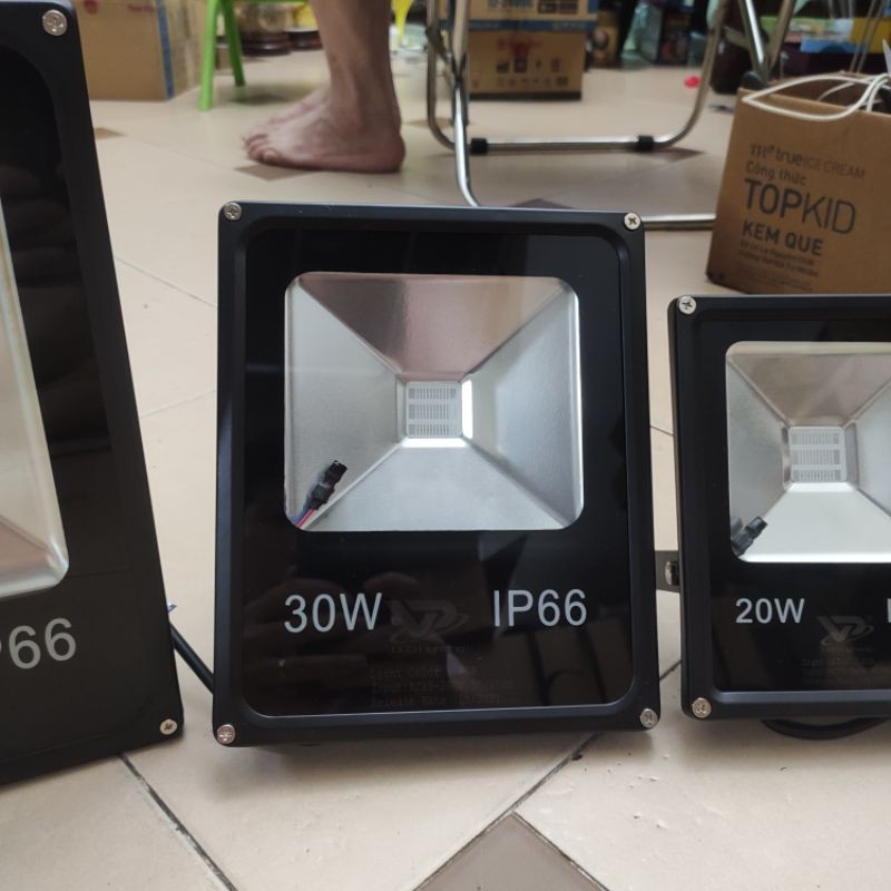 Đèn Pha Led Đổi màu RGB Chống nước, hắt cột, hắt tường 10W 20W 30W 50W 100W Có Điều Khiển, QUAY tiktok lung linh