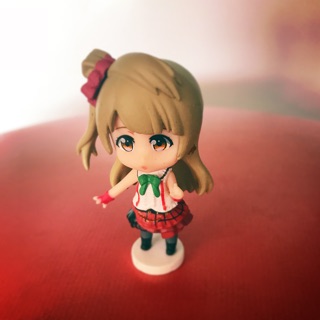 Búp bê chibi Kotori - nhựa dẻo -  trưng bày trong mô hình nhà gỗ DIY