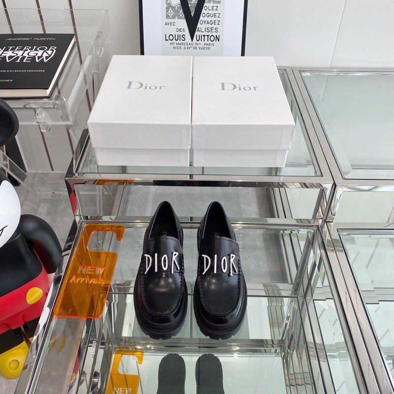 Giày lười nữ da thật Dior = CD thiết kế ấn tượng với mặt da khác biệt mang đến sự cao cấp.