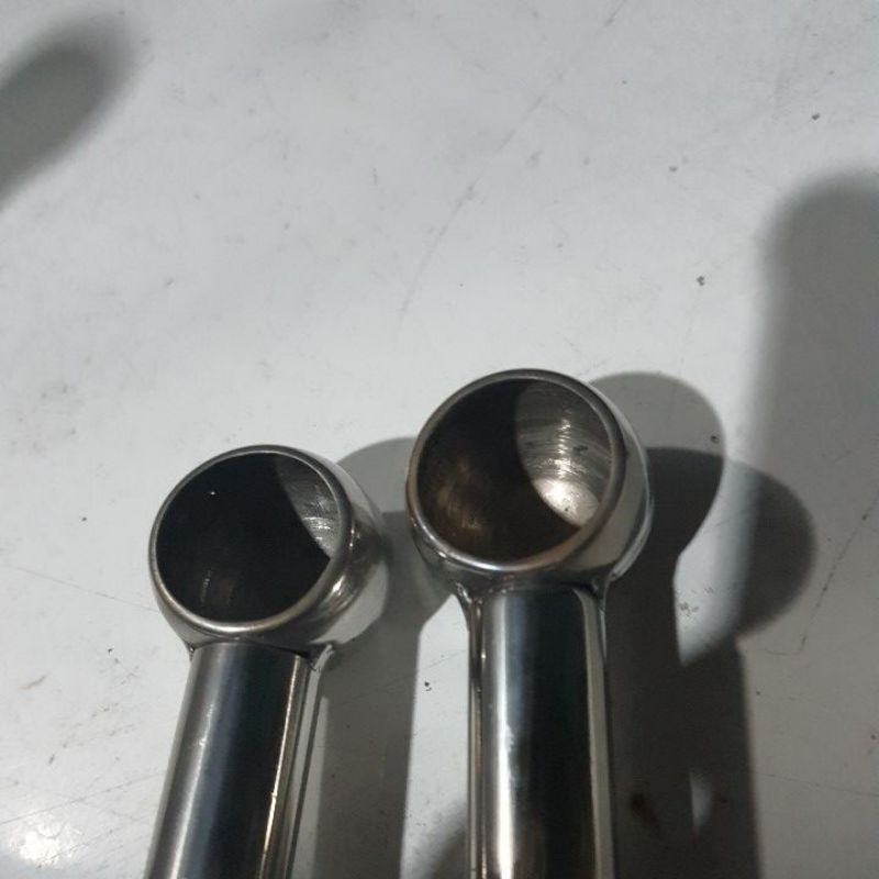 Bộ combo 2 bass inox xỏ ống tròn o22mm/o25m/o32mm , bắt tường ra 30cm , có chống ke chắc chắn .