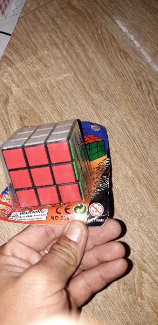 Một cái Rubik 3x3 bằng nhựa sản xuất tại Việt Nam