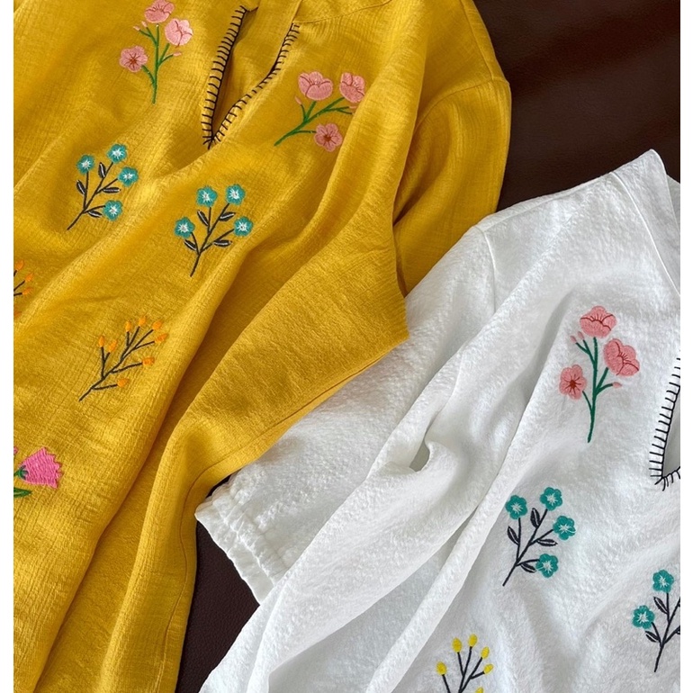 Áo thêu hoa tơ đũi cổ trụ xẻ. Hình thật shop chụp cận vải