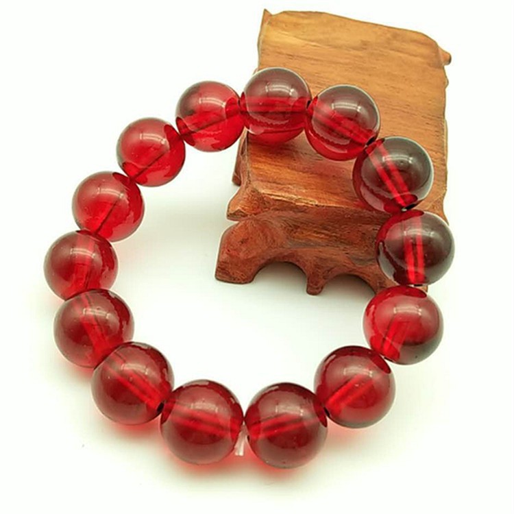 Chuỗi vòng tay đỏ.