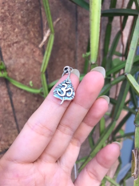 Mặt dây chuyền chữ Om Lá Bồ Đề