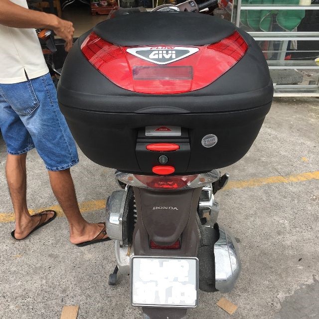 Thùng Givi E350N/ E350NT FLOW Phản Quang Đỏ/ Xám Khói Công Nghệ Monolock Gắn Sau Xe Máy Motor Tay ga Kèm Đế Đệm