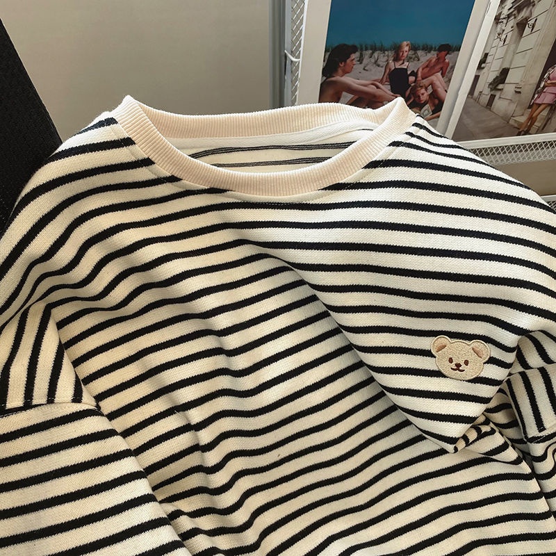 Bộ áo sweater cổ tròn kẻ sọc và quần dài thêu họa tiết thời trang mùa thu dành cho nữ