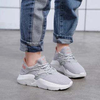 1 ri giày thể thao cho bé