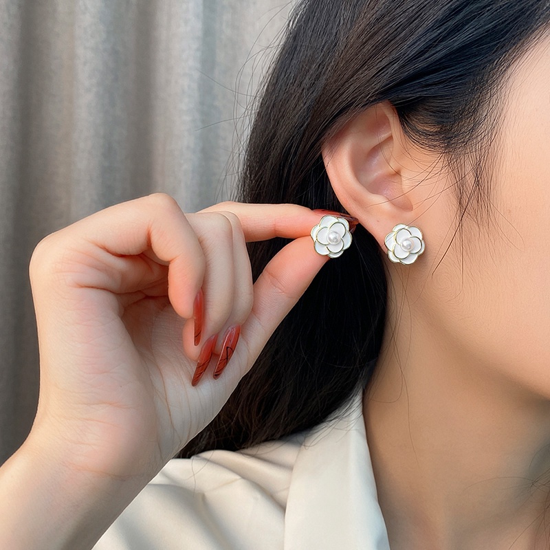 Bông Tai Hình Hoa Màu Trắng Đen Phong Cách Retro