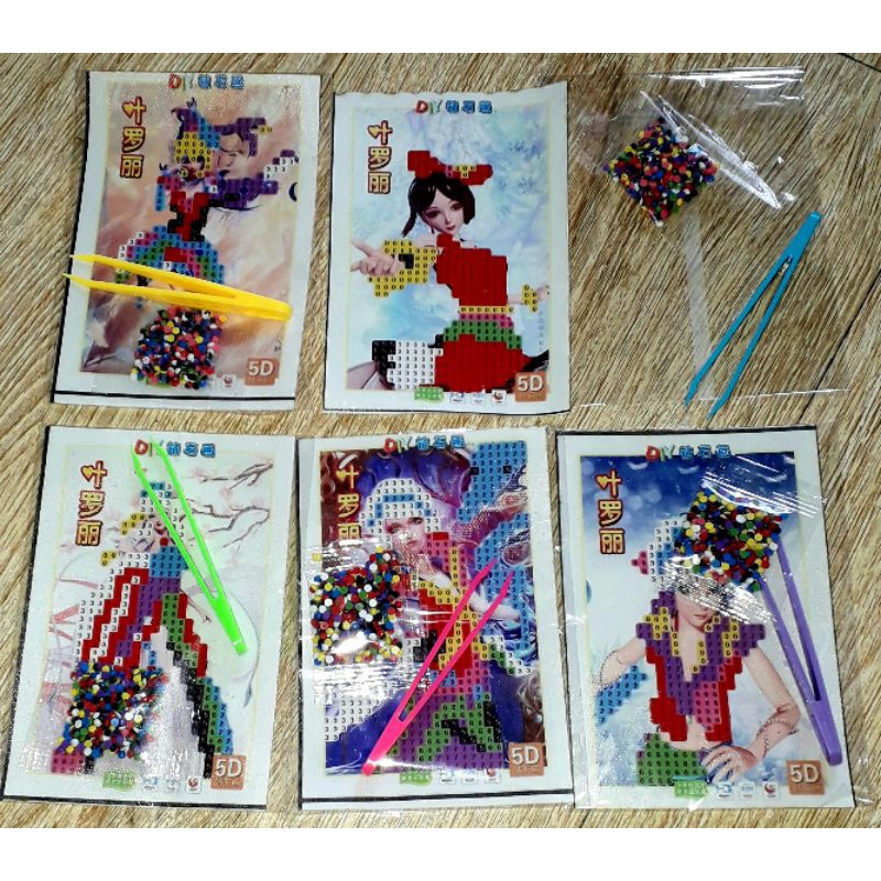 Một bộ trò chơi ráp tranh bằng hạt nhựa kích thước 12x10cm nhiều màu