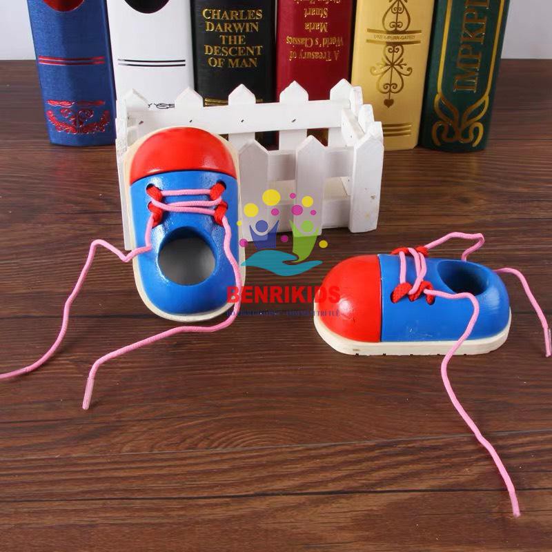 [ĐỒ CHƠI TRẺ EM] Đồ chơi giày gỗ giúp trẻ em học kỹ năng buộc dây giày thực tế