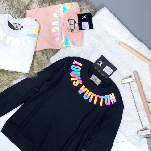 Áo Sweater LV.T in chữ Louis.Vuitton Phản Quang 7 Màu Áo nỉ Nam Nữ Dài tay Unisex in hiệu ứng Hologram