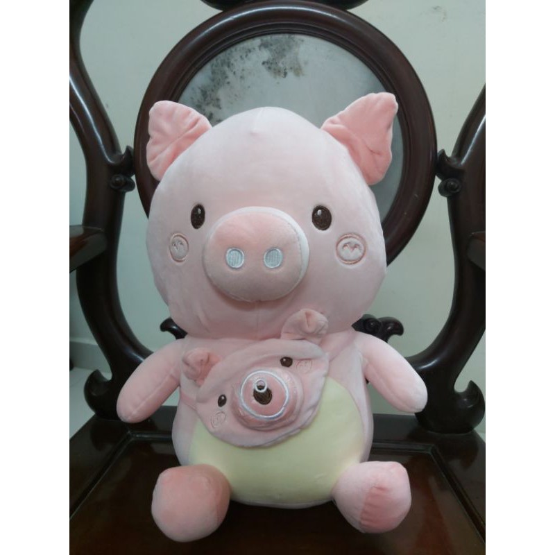 Lợn- heo đeo máy ảnh nhồi bông