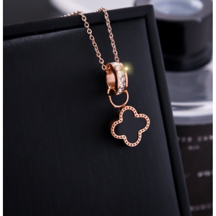 Dây chuyền nữ titan kiêu nhẫn lồng rớt hoa 4 cánh 2 mặt trắng đen siêu đẹp, sang trọng, bền màu, chuẩn thời trang