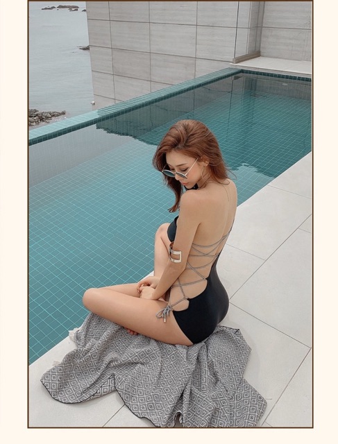 [BKN648] &lt;HÀN&gt; BODYSUIT ĐEN LỆCH VAI ĐAN DÂY LƯỜN KIỂU HÀN