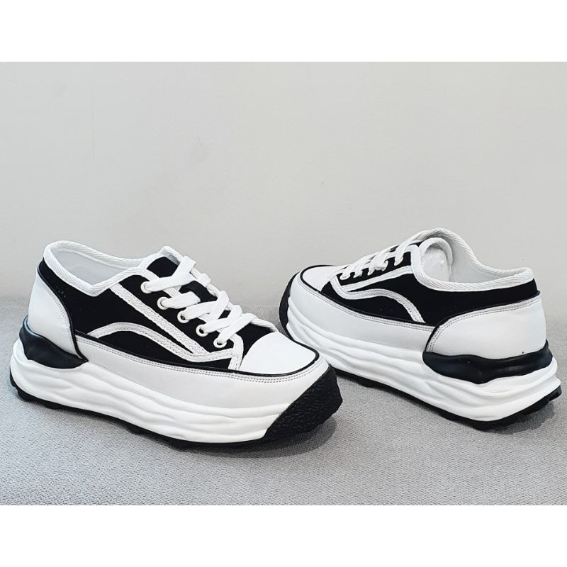 Giày thể thao nâng đế