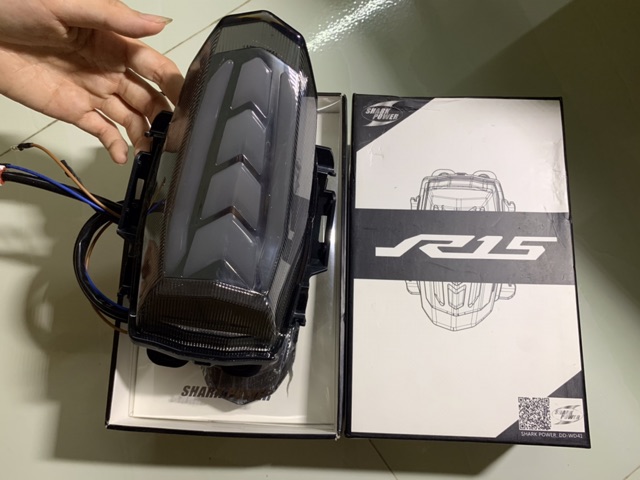 Đèn hậu tích hợp xi nhan R15 V3 chạy led AUDI đổi màu