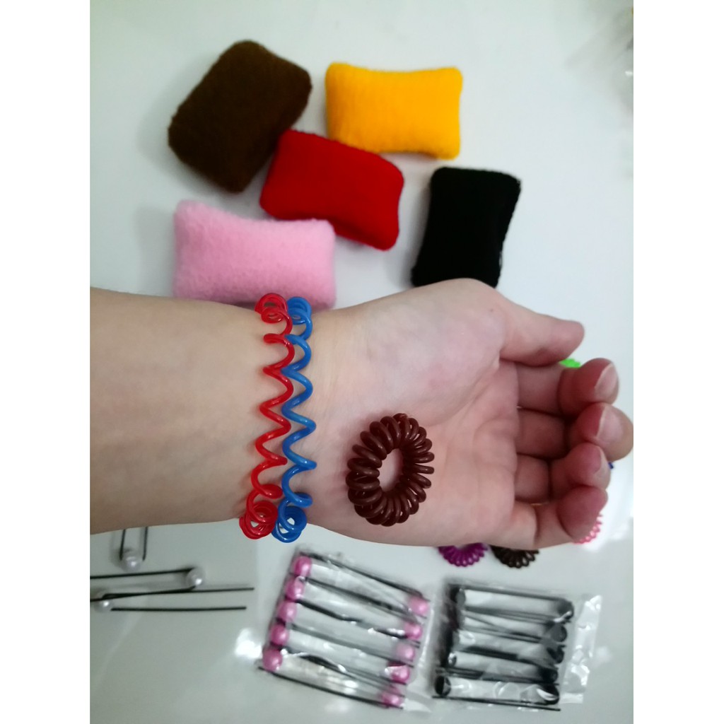 combo bộ phụ kiện tóc y hình. giá 105k nguyên bộ. gồm 30 ghim tóc hạt trai. 5 cột tóc bãn lớn. 20 cột tóc lò xo