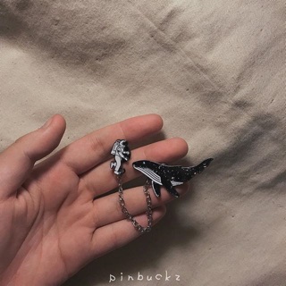 Pin cài áo xích cá voi