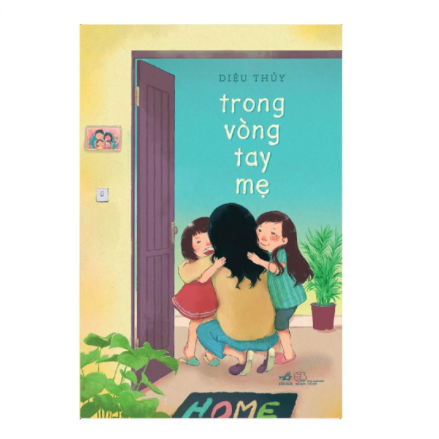 Sách - Trong vòng tay mẹ (Nhã Nam)