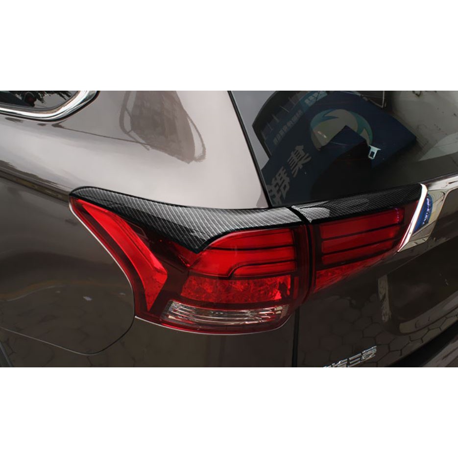 Ốp viền đèn hậu phía sau Mitsubishi Outlander 2016-2022