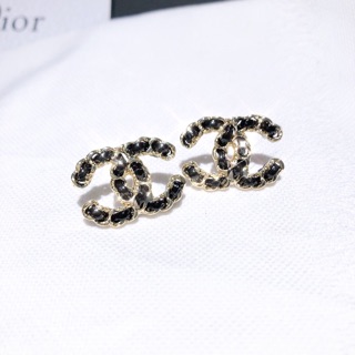 Khuyên tai logo sát tai