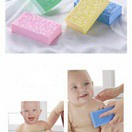 Miếng mút tắm tẩy tế bào da chết có thể dùng chO bé
