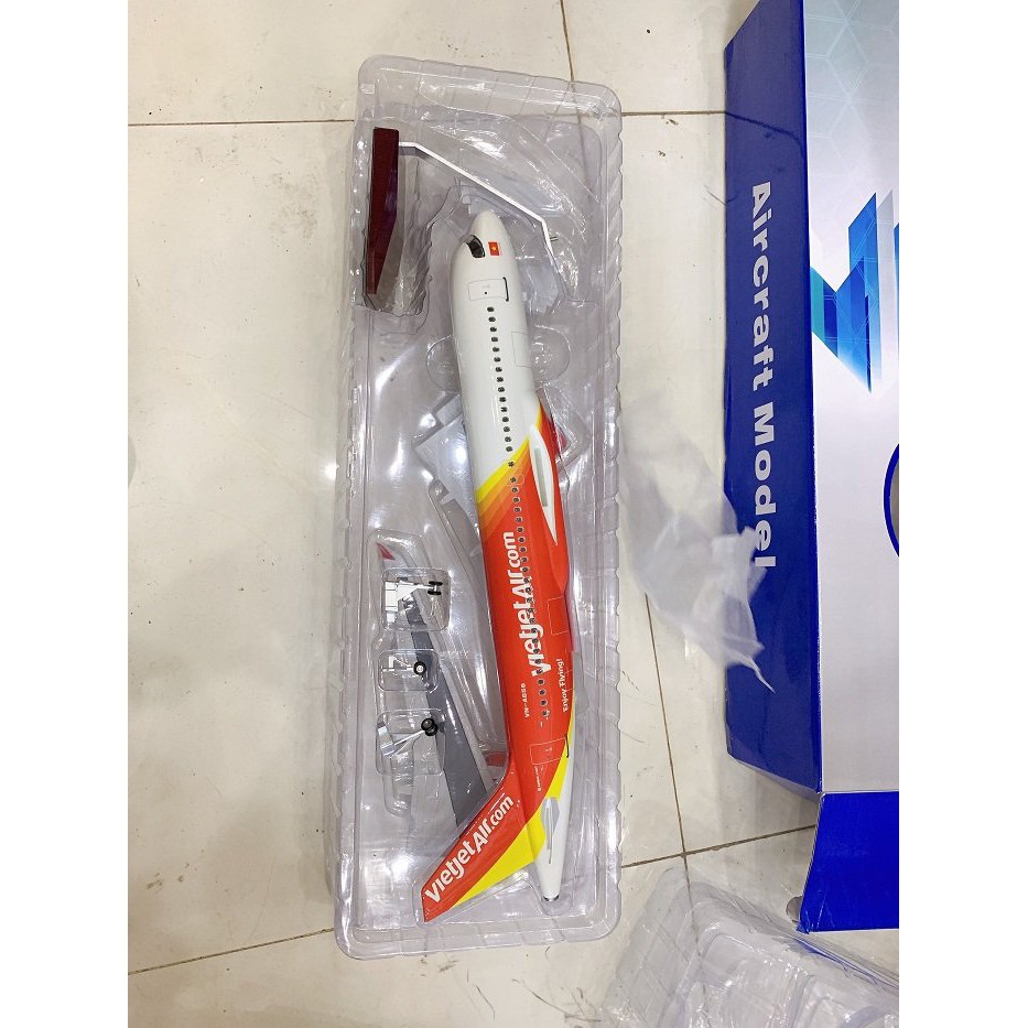 Mô hình Máy bay tĩnh Vietjet Air Airbus A320 47cm có bánh xe và đèn led