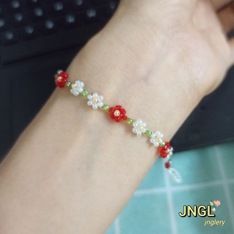 Vòng tay hạt cườm handmade kết hoa nhí màu đỏ mã TK506