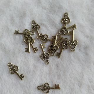Mặt dây chuyền hình chìa khóa