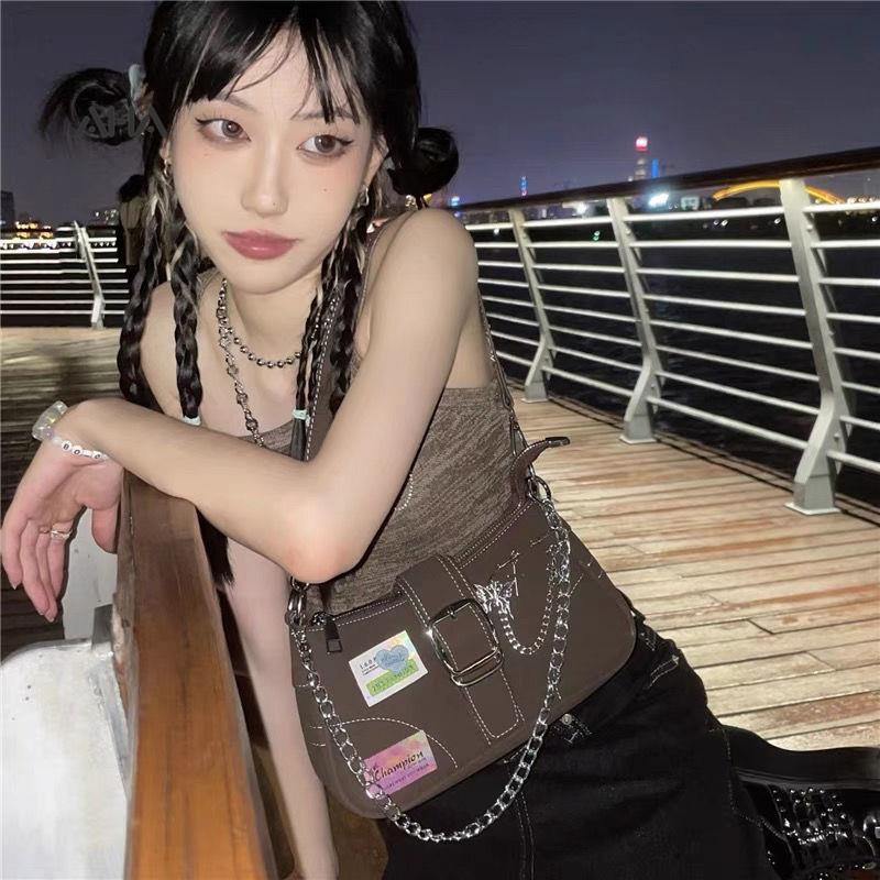 Túi xách AHA official phối dây xích sắt cá tính ngọt ngào cho nữ