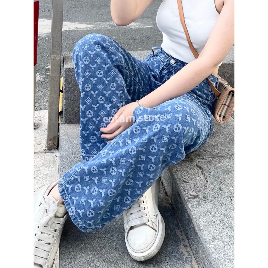 Quần Jean Nữ In Họa Tiết LV 3 Sao Ống Rộng - Xanh Nhạt - Phong Cách Đường Phố - Hottrend - Ảnh Tấm Tự Chụp