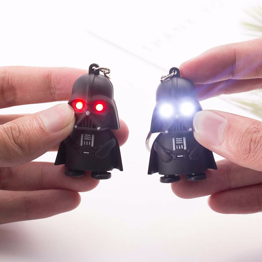Móc Khóa Đèn led Màu Đen Hình darth vader Chiến Tranh Giữa Các Vì Sao Cho Nam