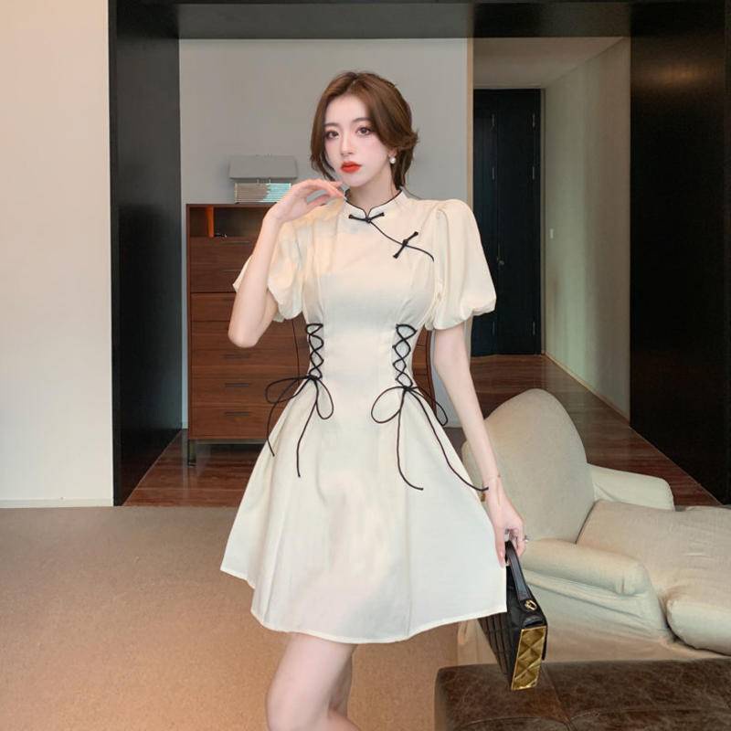 Váy ngắn tay thời trang của phụ nữ, thiết kế nút thắt tinh tế, làn váy lớn lộ ra đôi chân mảnh khảnh.