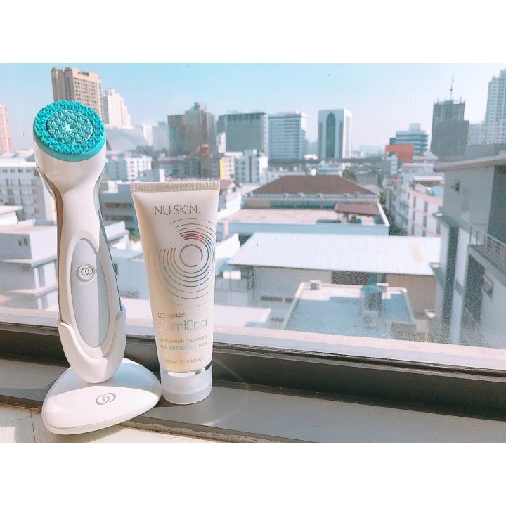 Máy rửa mặt Lumispa của NUSKIN