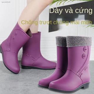 Giày đi mưa phụ nữ cộng với nhung phong cách thời trang mặc bên ngoài ống giữa nước overshoes ủng cao su không thấm chốn