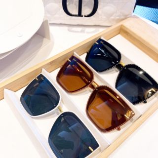 DIOR ngũ giác có hàng
3 màu: đen, trắng, nâu đỏ
