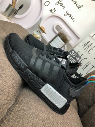Giày chạy bộ Adidas NMD _R1 Boost Giày thể thao nam nữ Da đen 36-45