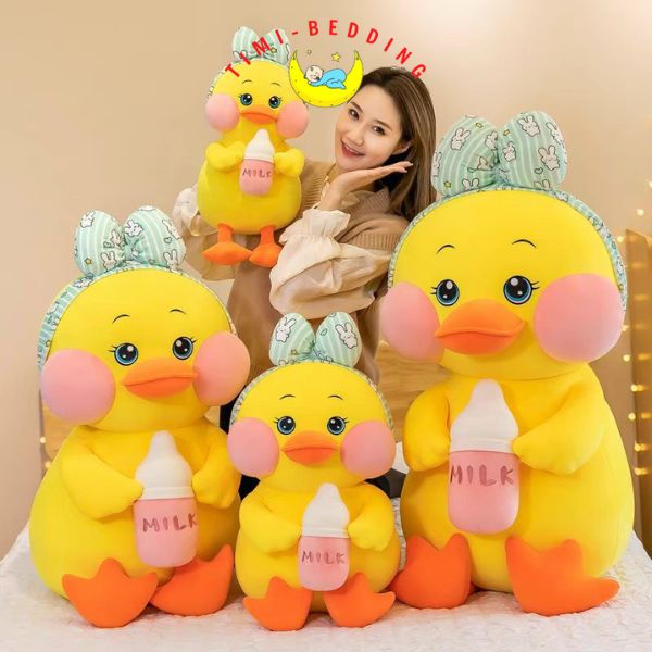Gấu bông vịt má hồng ôm bình sữa hot hit siêu đáng yêu – Thú bông vịt vàng - Timibedding