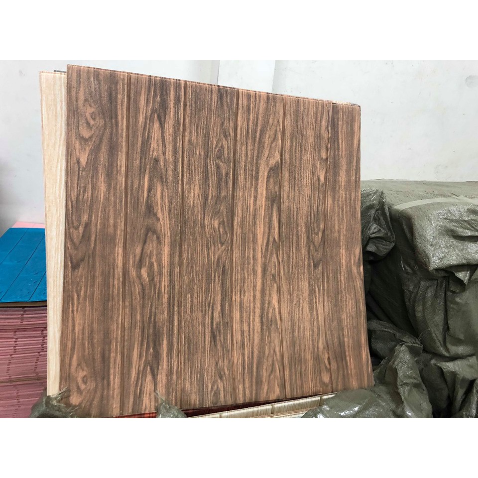 Xốp dán tường giả gỗ vân kẻ sọc khổ 70x70cm dày 6mm giá rẻ