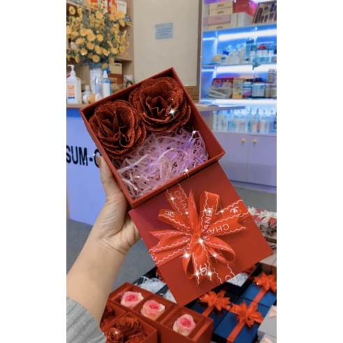 Hộp hoa nhũ đựng son ,phấn nước hoa kích thước 13*13*7cm.