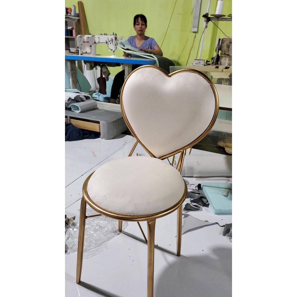 Ghế bàn trang điểm, ghế trang trí decor phòng ngủ tiệm nail đệm trái tim nhiều màu - Nội Thất Chani