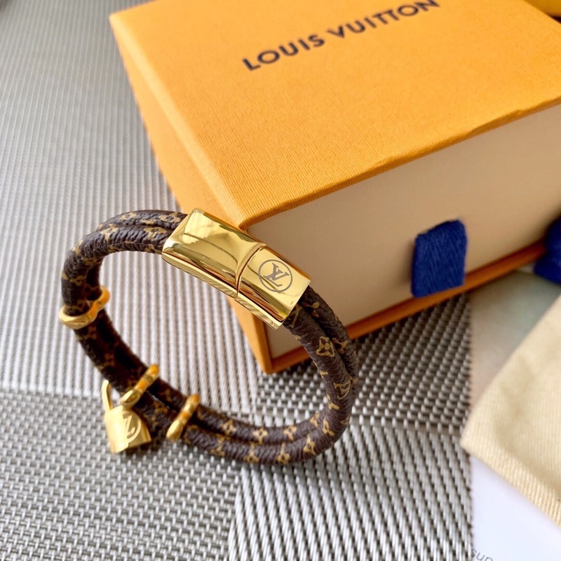 Vòng đeo tay unisex chất liệu dây da thật phối kim loại ánh vàng thương hiệu Louis Vuitton LV cao cấp hàng vip 1-1