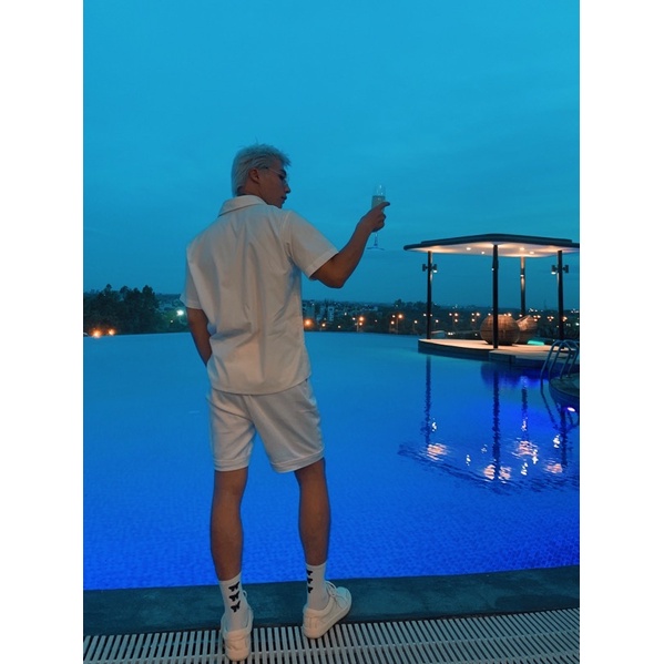 Set áo sơ mi in hình bàn tay đỏ và quần soóc kéo khoá WAGG