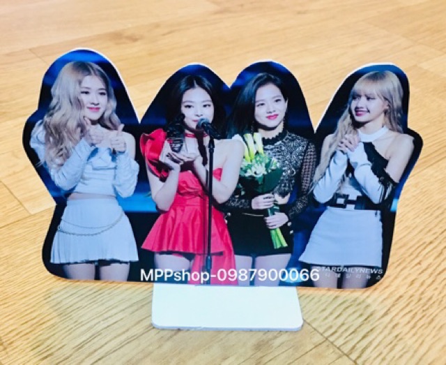 Standee tượng để bảng BLACKPINK mẫu ngẫu nhiên