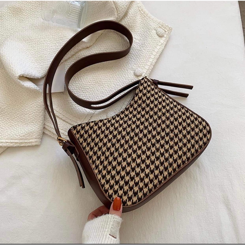 Túi xách đeo vai nữ mẫu họa tiết răng sói , lắp cúc bấm bản 22cm