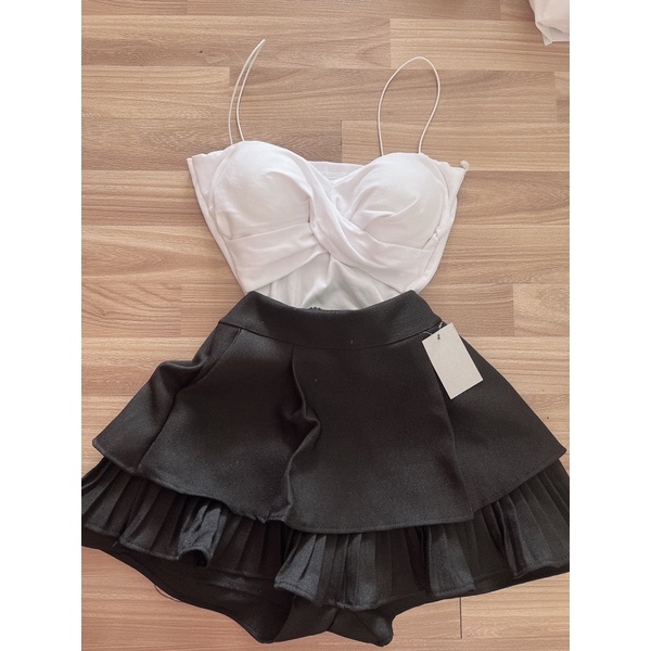 Set áo 2 dây xoắn mút ngực và chân váy xếp ly tầng có túi