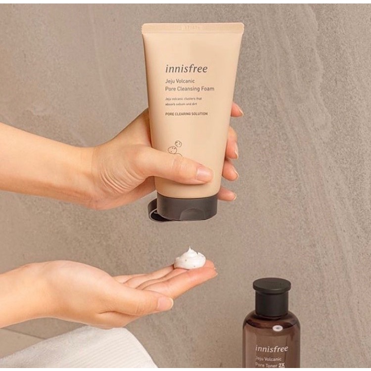 Sữa Rửa Mặt Innisfree Tro Núi Lửa Hàn Quốc Volcanic Pore BHA Cleansing Foam 150g Kiểm Soát Dầu Nhờn Cho Da Dầu Ngừa Mụn